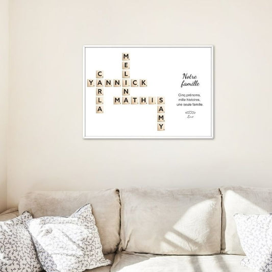 Cadre prénom personnalisé style Scrabble affiché dans un salon cosy, idée cadeau famille