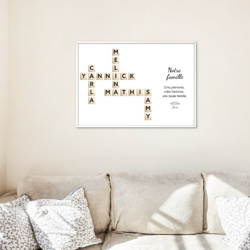 Cadre prénom personnalisé style Scrabble affiché dans un salon cosy, idée cadeau famille