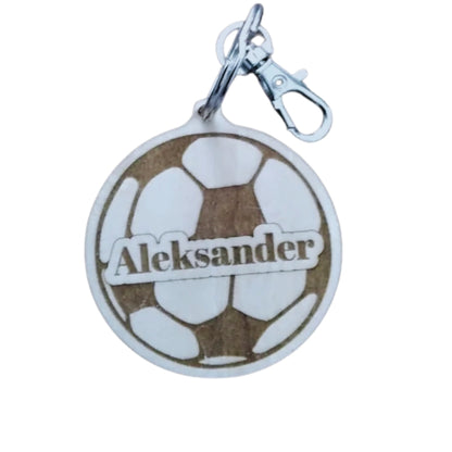 Porte-clé personnalisé prénom Aleksander en bois gravé forme ballon de foot, vue rapprochée